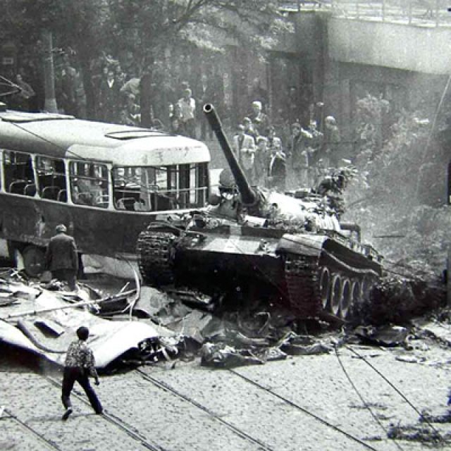 Srpen 1968 – Prolomení barikád u Českého rozhlasu sovětskými okupanty,  Praha,  Vinohradská třída | foto: Oldřich Bečvář
