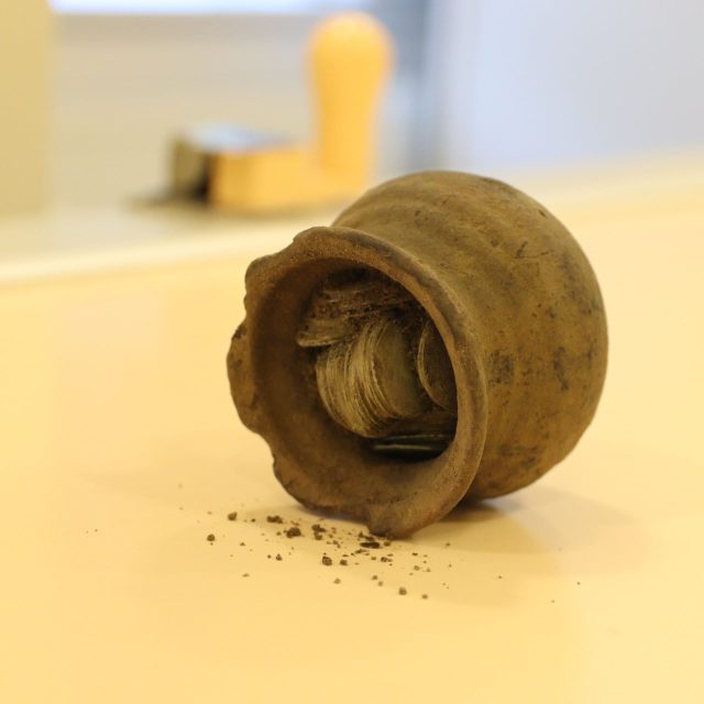Nalezené mince jsou pražskými groši z druhé poloviny 14. století | foto: Muzeum regionu Valašsko