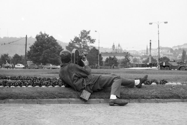 Kameraman na náměstí u Rudolfina 21. srpna 1968